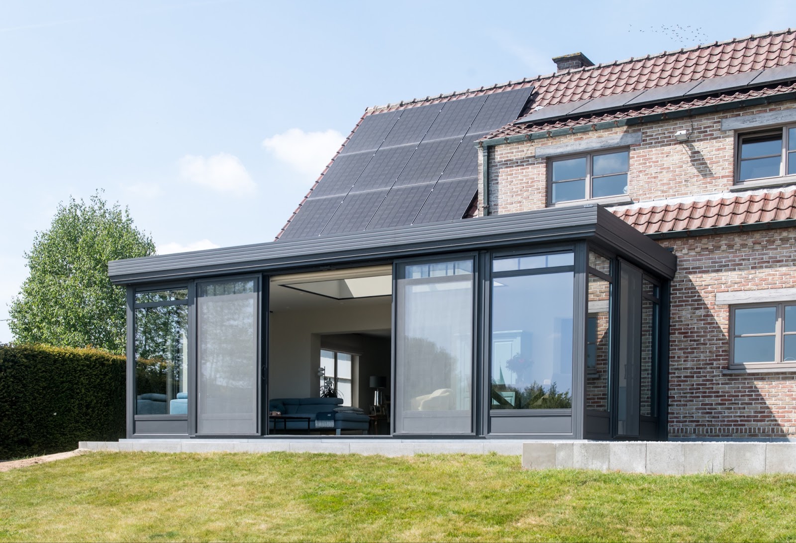 Extension résidentielle avec panneaux solaires