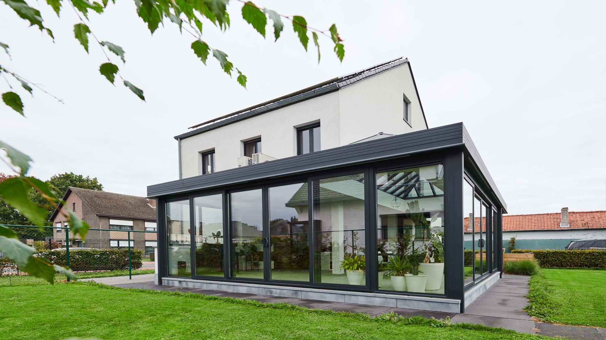 Een lichtrijke leefveranda op maat in Ieper