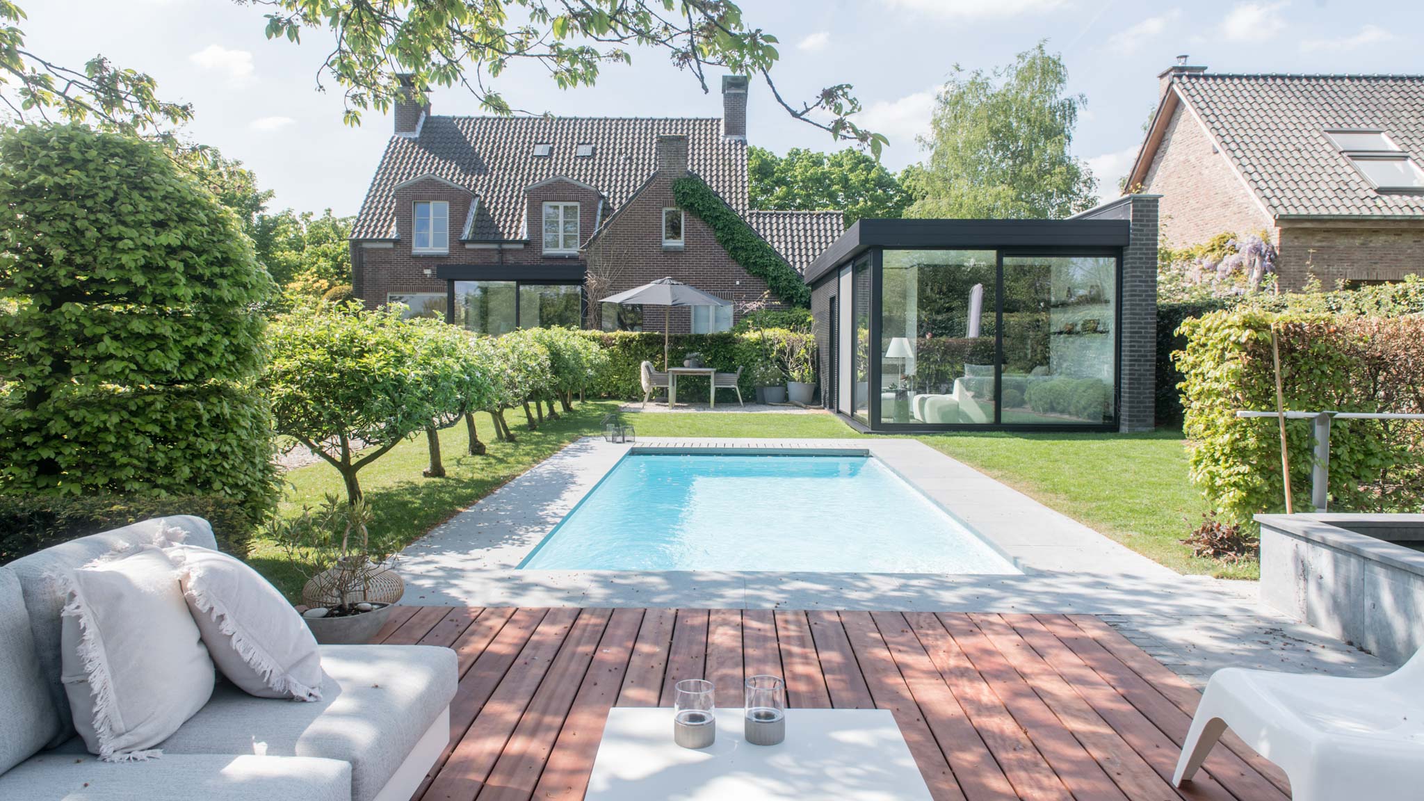 Een hedendaags poolhouse in Beernem